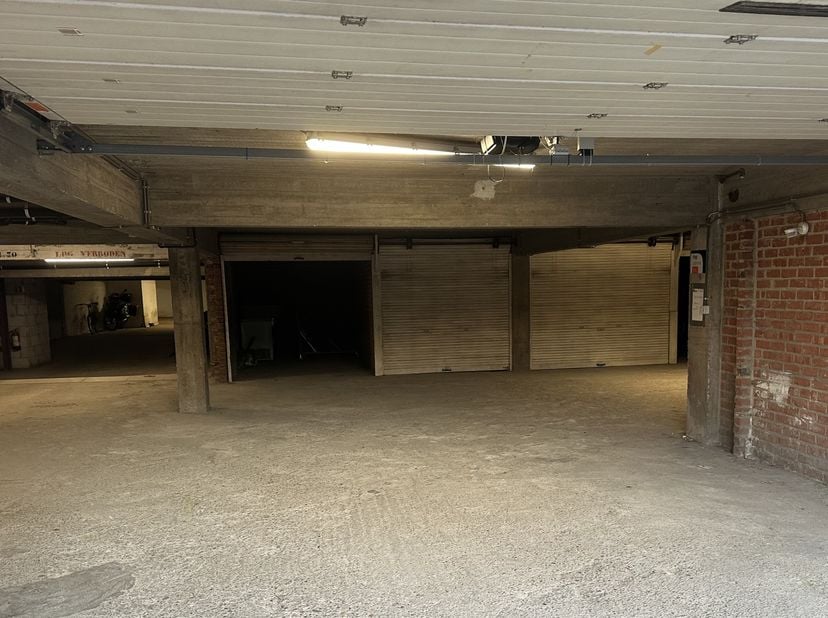 Garage à vendre
                    à 9000 Gent